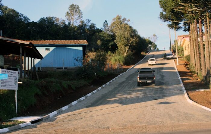 Rua Florianópolis recebe pavimentação em lajota